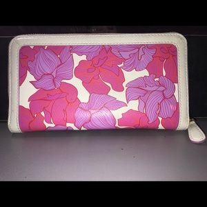 VERA BRADLEY — BEAUTIFUL FLORAL WALLET!